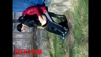 Жесткий секс с молоденькой узбечкой за гаражами: приятелям удалось соблазнить ее на грязный эксперимент