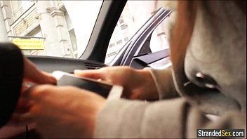 Неистовый секс на обочине: молодуха и стройный парень не смогли устоять перед страстью