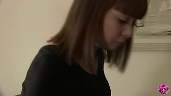 Горничные и толстушка ласкают друг друга, жаждущий мужик присоединяется затем, наслаждаясь двумя горячими дырками.