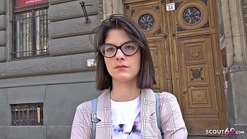 Соблазнительная учительница закрыла дверь и разделась перед своим мужчиной, готовая насладиться жарким сексом